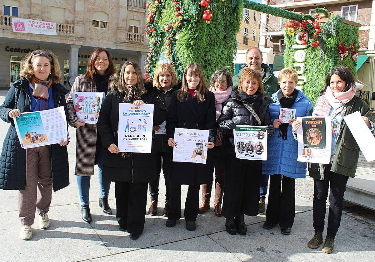 El alcalde, Roberto Martín, junto con las responsables de los centros de cultura del Ayuntamiento de Guijuelo.