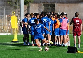 Gabri Palmero golpeando al balón durante un entrenamiento en su breve etapa en Unionistas.