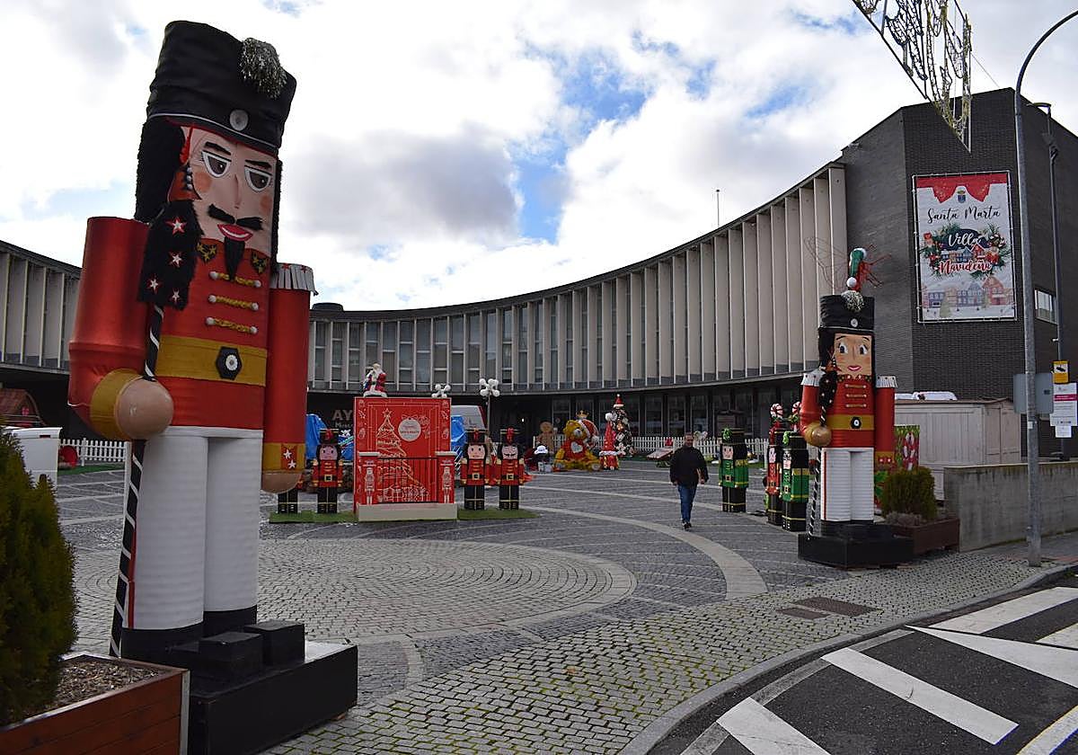 Dos cascanueces de grandes dimensiones custodian la plaza de España de Santa Marta de Tormes.