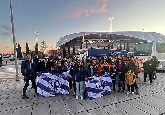 Integrantes del Cabrerizos CF a las puertas del Metropolitano, en la previa de la final de la Liga de Naciones.