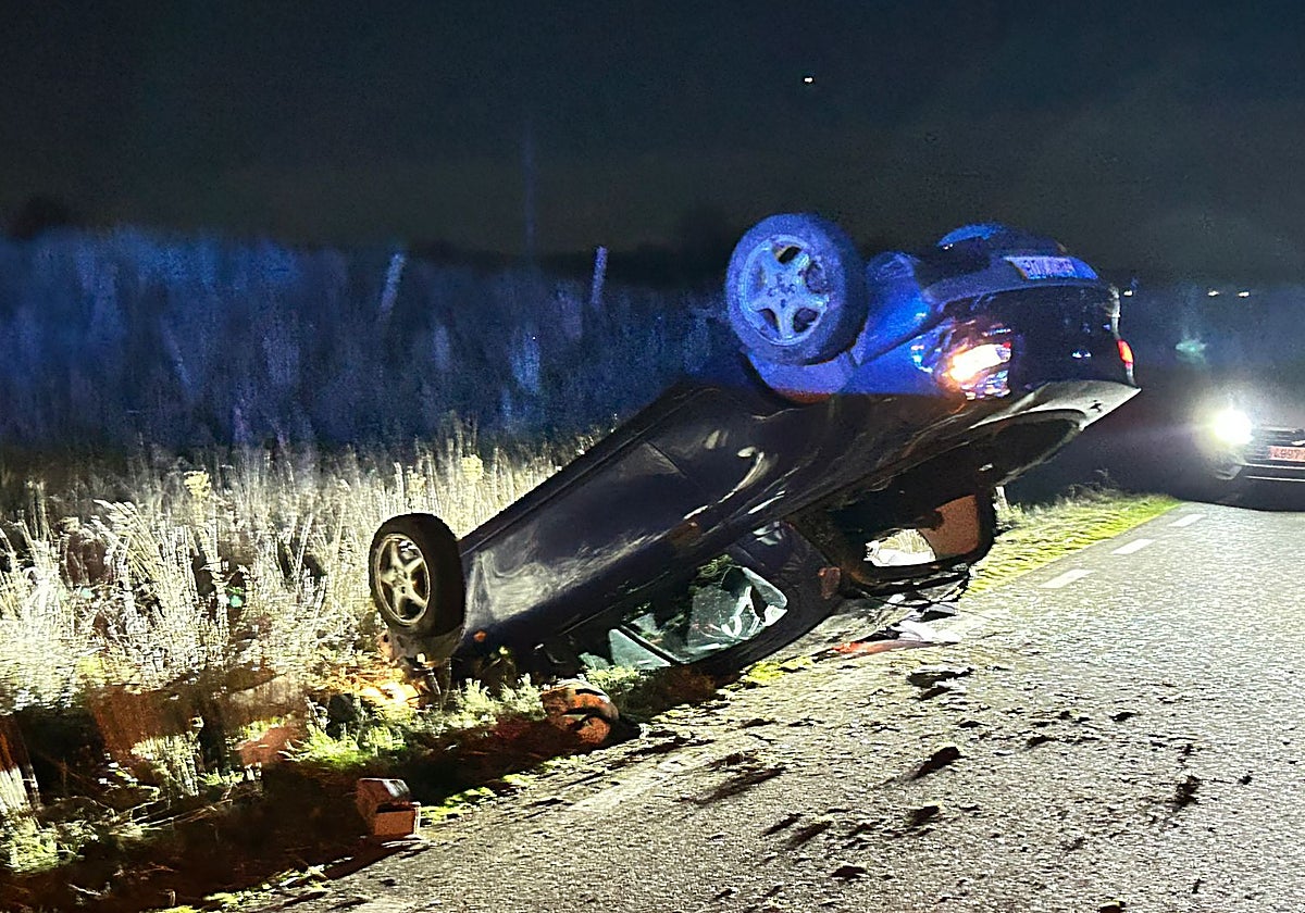 Así quedó el coche volcado tras un espectacular y misterioso accidente a la entrada de Arapiles