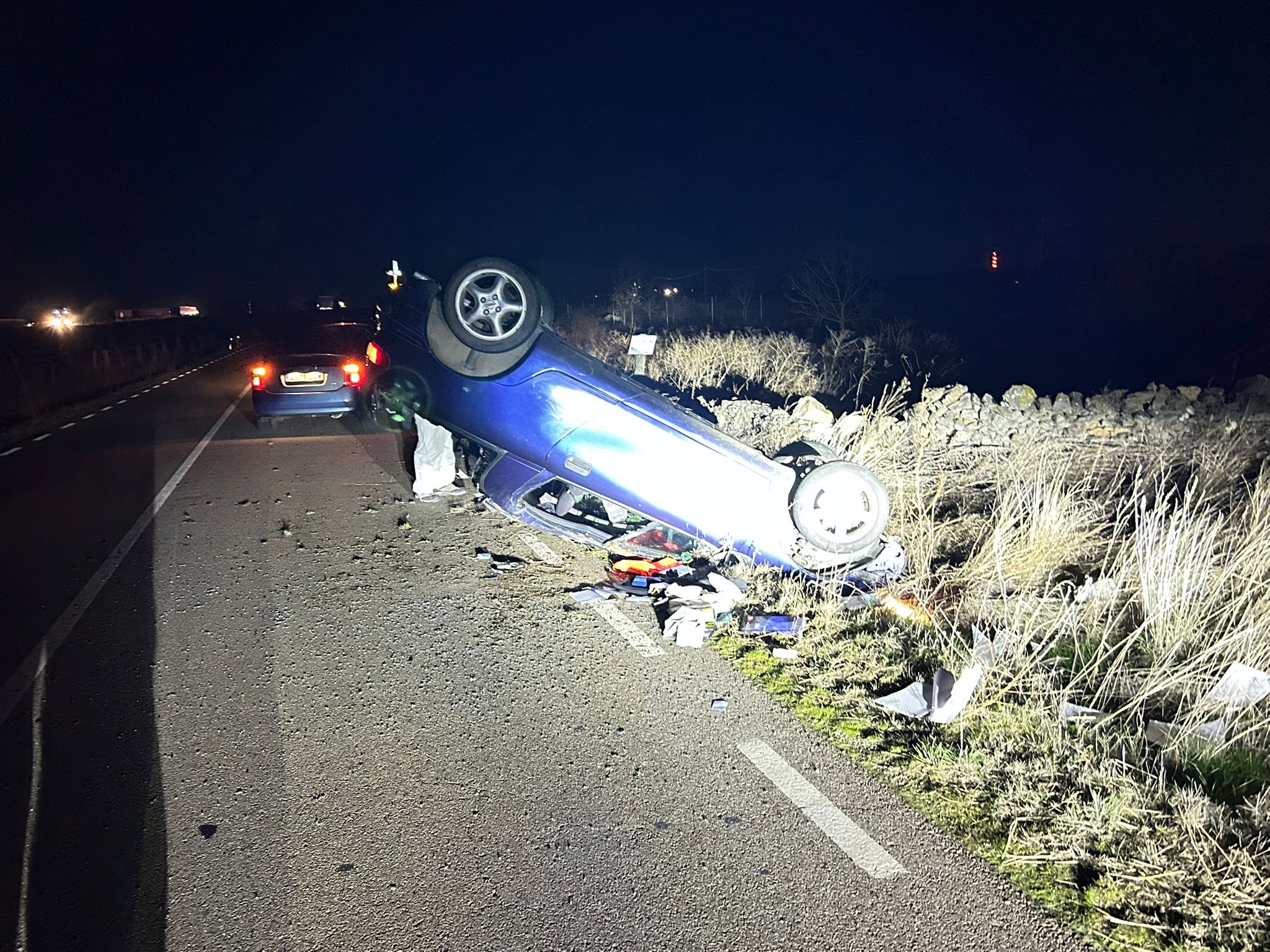 Así quedó el coche volcado tras un espectacular y misterioso accidente a la entrada de Arapiles