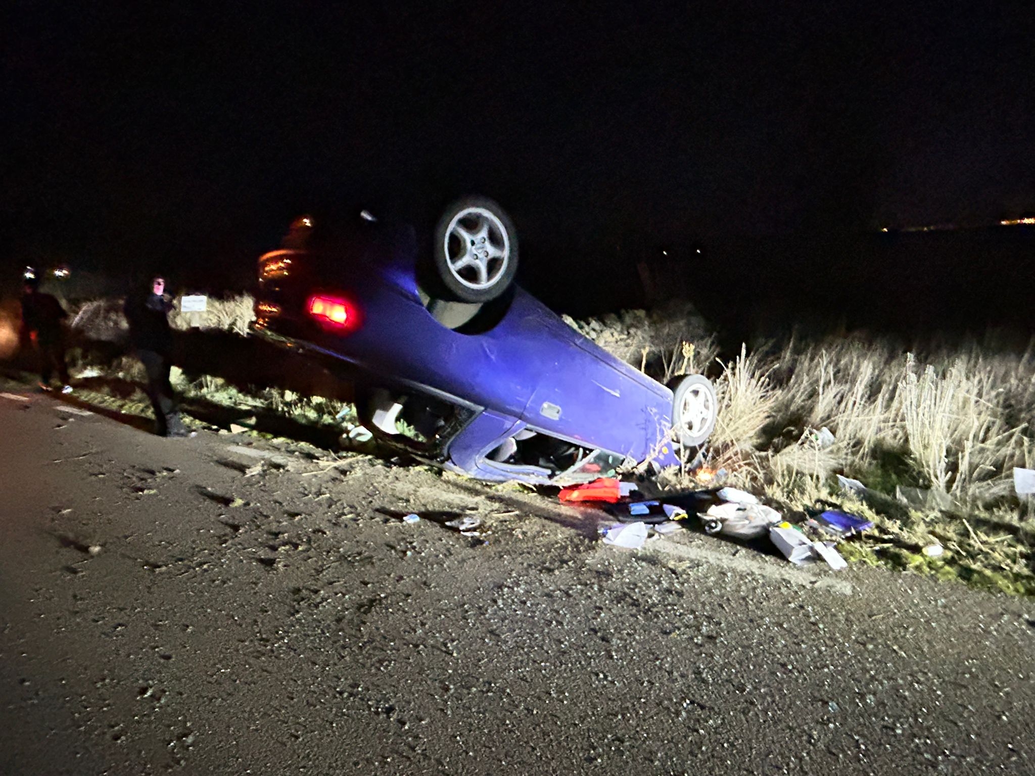 Así quedó el coche volcado tras un espectacular y misterioso accidente a la entrada de Arapiles