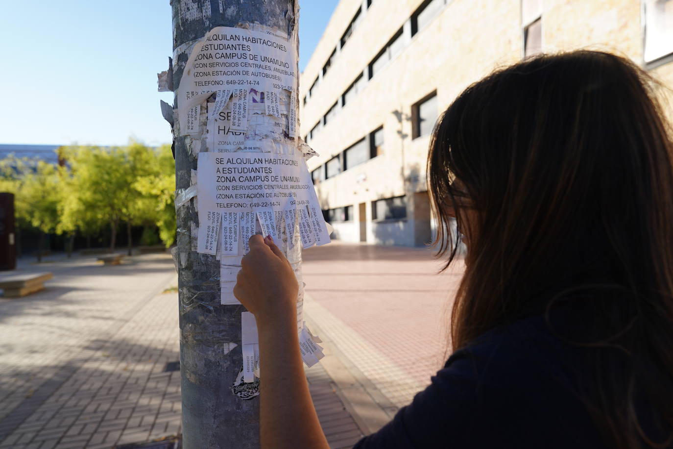 Una joven, interesándose por el alquiler de una habitación en Salamanca.
