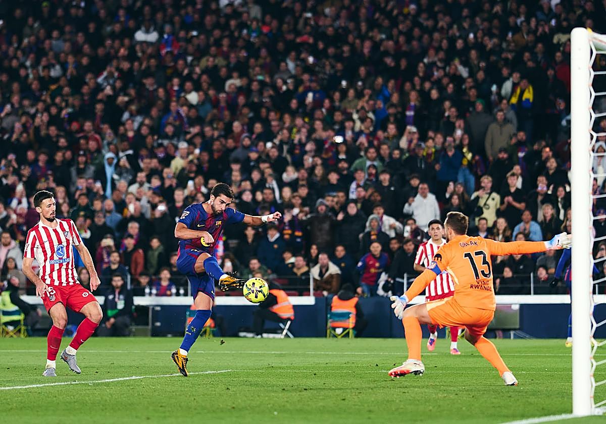 Ferran, en un remate ante Oblak.