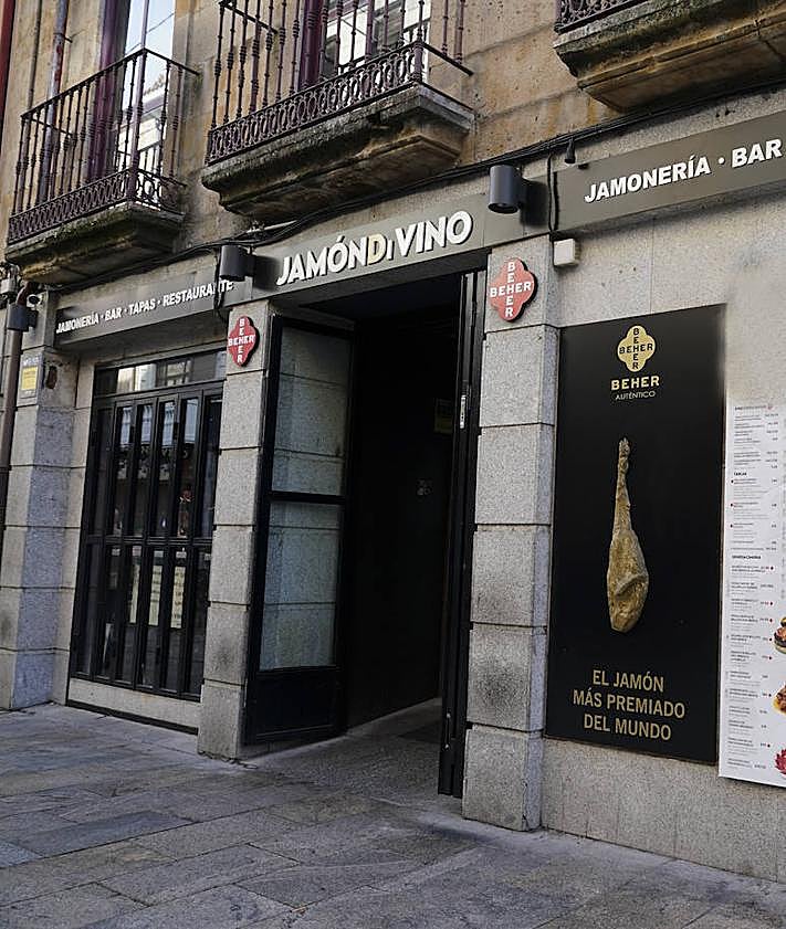 Imagen secundaria 2 - Solo se permitirá un cartel de menús por local que debe colocarse o en la fachada o en el cortavientos, que no podrá tener más letreros. El tamaño de los letreros está predeterminado. El máximo es de 50 centímetros de ancho por 90 centímetros de largo con marco de madera. La diversidad de colores y de logotipos también desaparecerá de la cartelería, ya que la carta de menú además de un tamaño determinado deberá ser de chapa de aluminio dorado impreso.