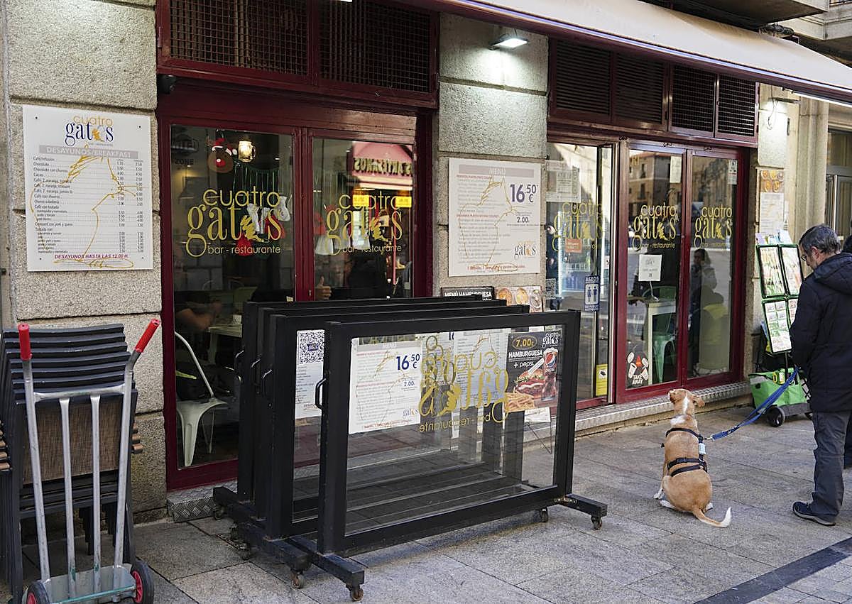 Imagen secundaria 1 - Solo se permitirá un cartel de menús por local que debe colocarse o en la fachada o en el cortavientos, que no podrá tener más letreros. El tamaño de los letreros está predeterminado. El máximo es de 50 centímetros de ancho por 90 centímetros de largo con marco de madera. La diversidad de colores y de logotipos también desaparecerá de la cartelería, ya que la carta de menú además de un tamaño determinado deberá ser de chapa de aluminio dorado impreso.