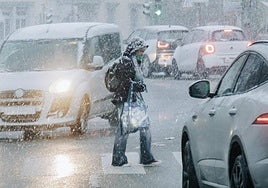 Una joven, caminando bajo la nieve.