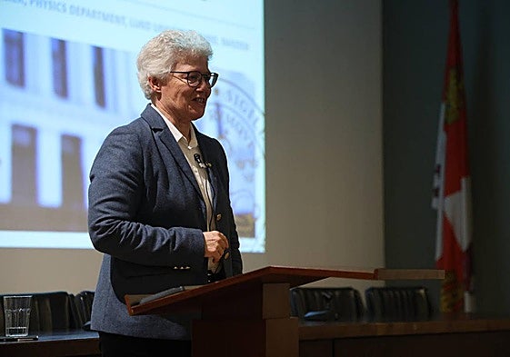 Anne L'Huillier, en el seminario que impartió en la Facultad de Ciencias.