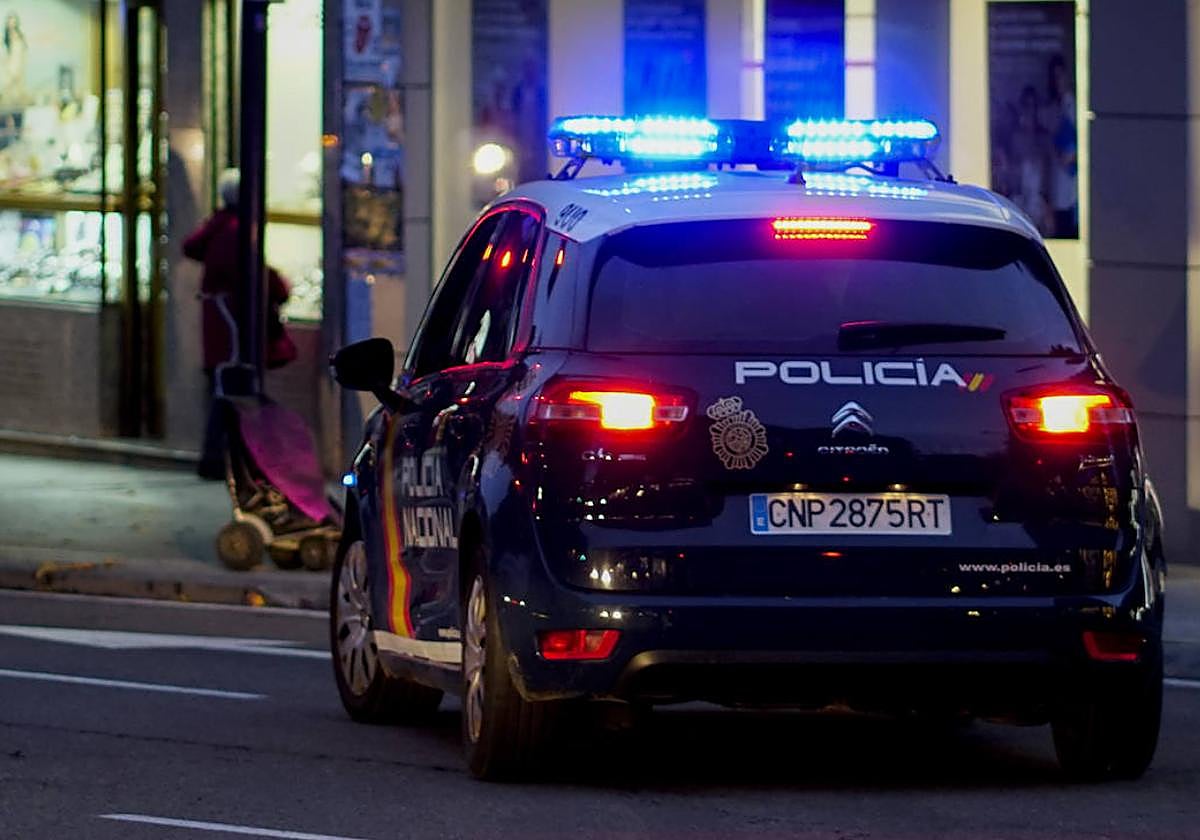 Un coche de la Policía Nacional, circulando por la capital.