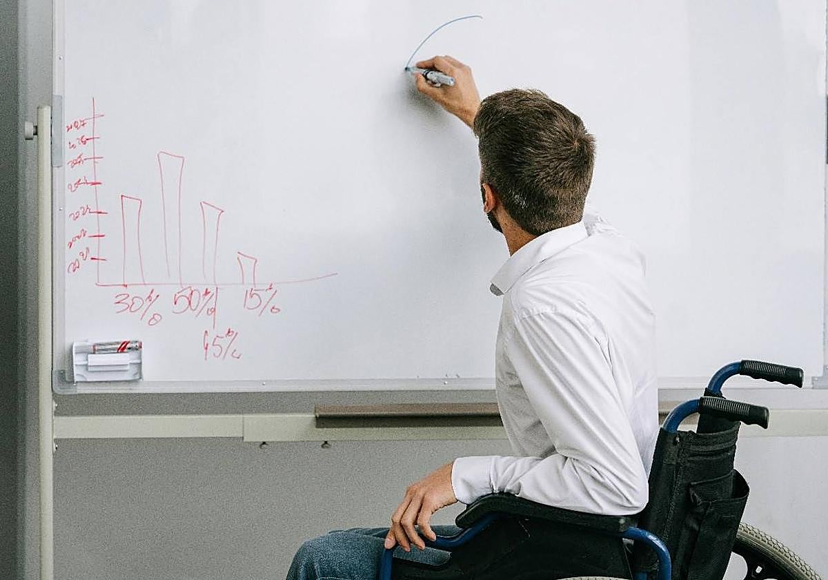 Un profesor en silla de ruedas.