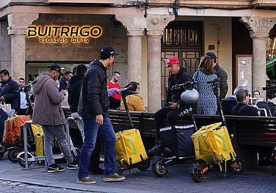 Un grupo de repartidores en la plaza del Corrillo.