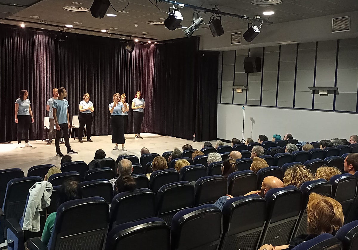 Actuación cultural en el auditorio Enrique de Sena de Santa Marta.