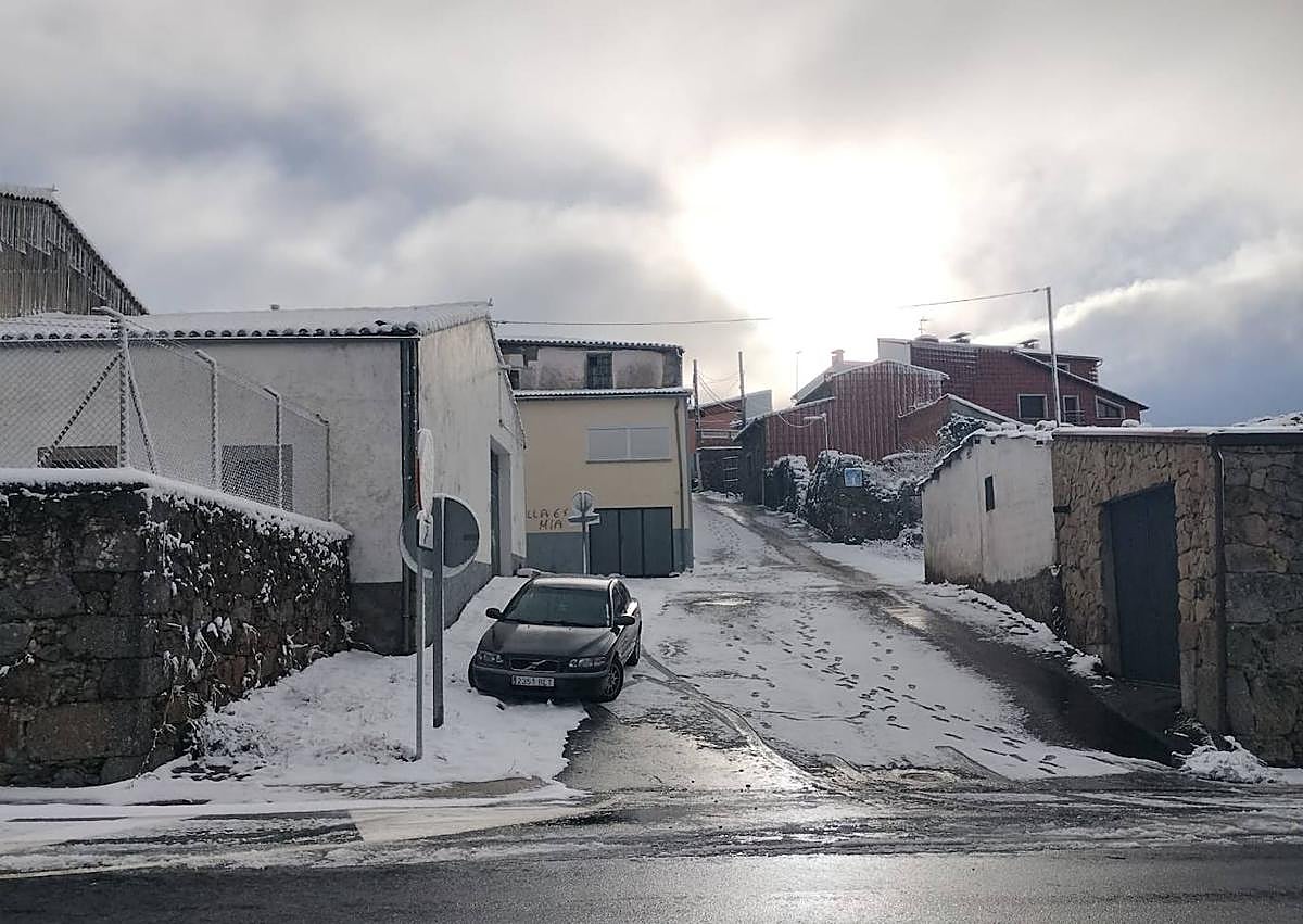 Imagen secundaria 1 - Salamanca registra la primera nevada del otoño en una noche gélida, con casi -6ºC en una de sus estaciones