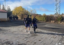 Carlos Parra, llegando al entrenamiento junto a Aimar, Marotías y Mancebo.