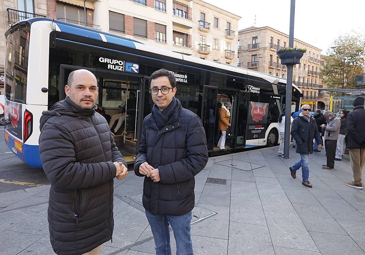 Los concejales Chema Collados y José Luis Mateos, este miércoles en la plaza del Empresario.