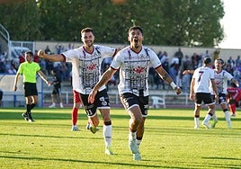 Javi Delgado y Servetti celebran un gol del Salamanca UDS este curso.
