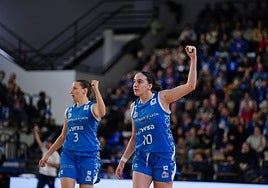 Spreafico e Iyana celebran una canasta.