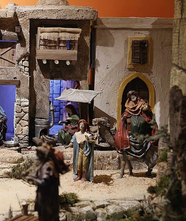Imagen secundaria 2 - La Torre de los Anaya se llena de la magia de la Navidad con su belén: «El resultado de este año es de nuestros favorito»
