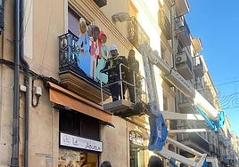 Colocación del belén en el balcón.