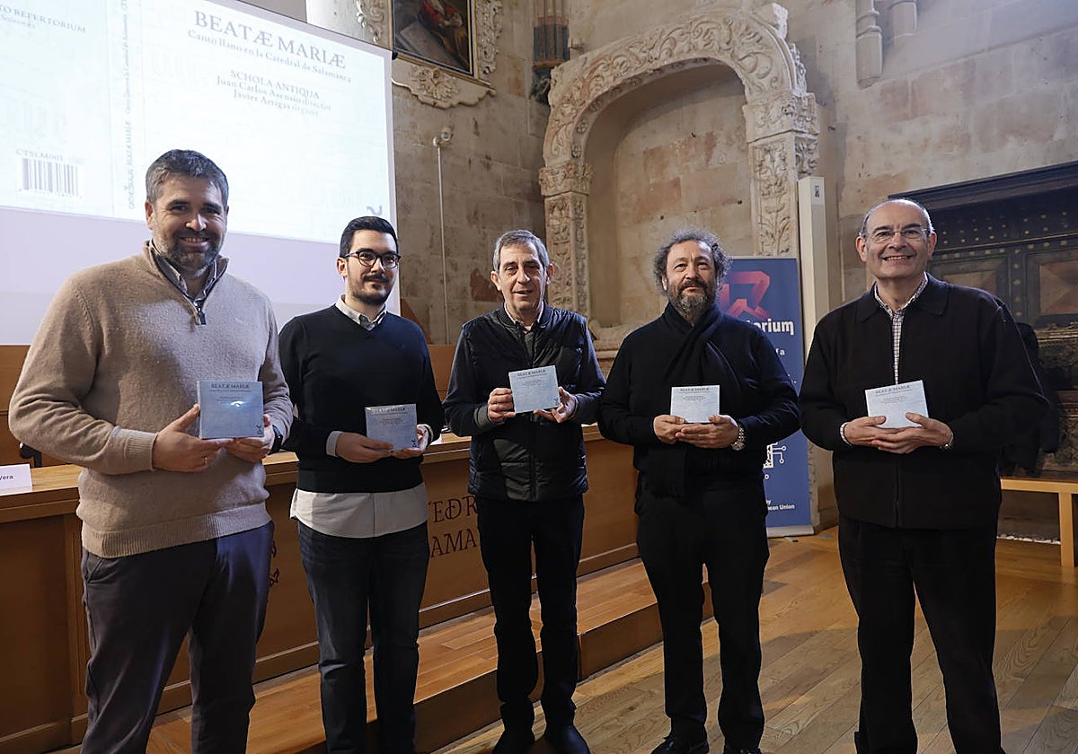 De izda. a dcha., Julio Carabias, responsable de REPERTORIUM; Alberto Moñivas, organista de la Catedral; Jorge García, deán; Juan Carlos Asensio, director de Schola Antiqua y Javier Artigas, catedrático de órgano y clave e intérprete.