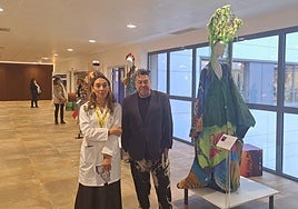 Carmen Rodríguez, gerente del Hospital, y el diseñador Manuel Fernández.