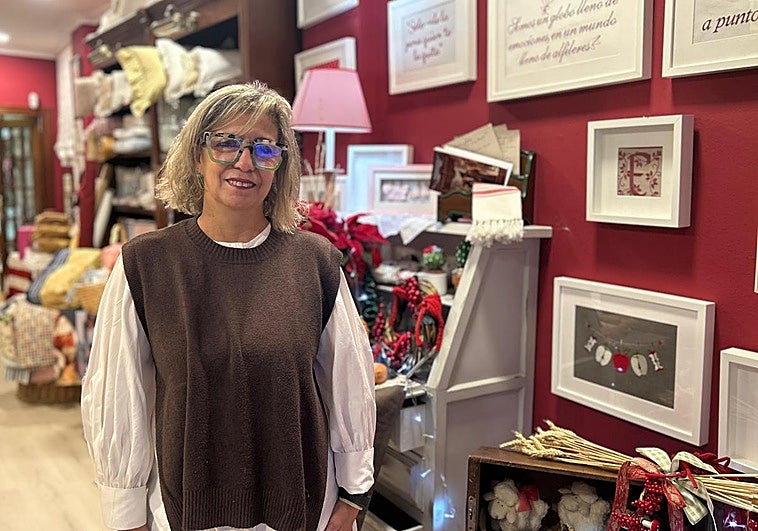 Ana María Bonal en el interior de su tienda, Singer Labores.