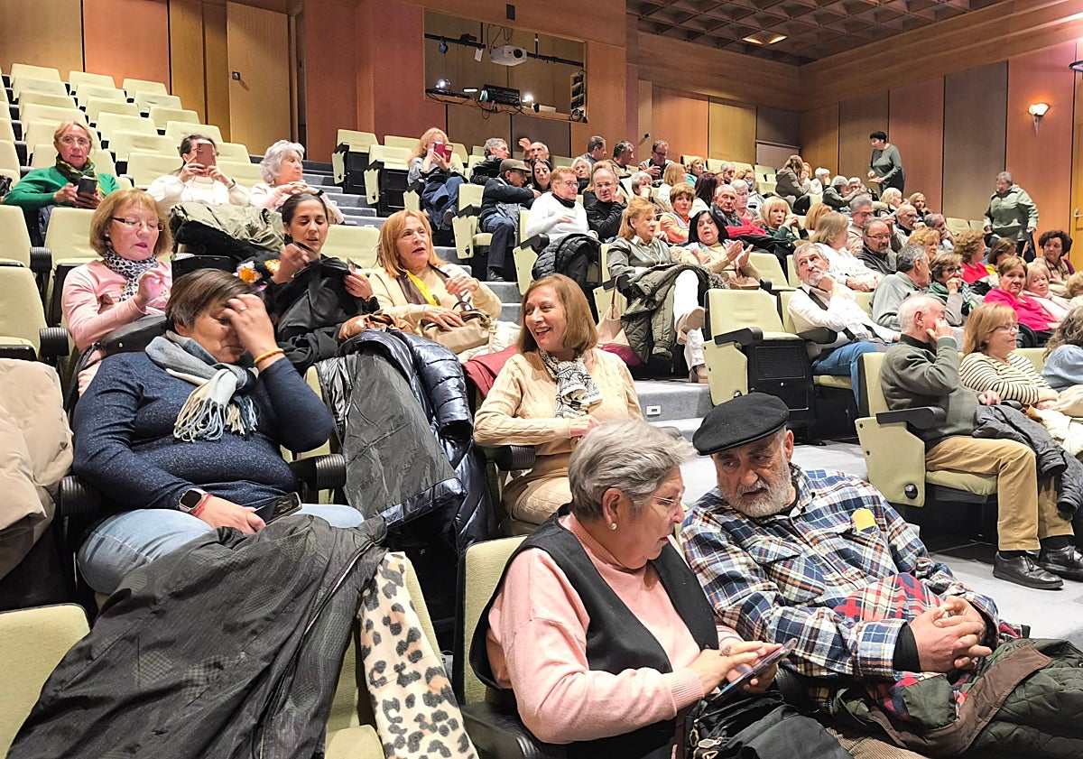 Imagen principal - Verónica Pensosi deleita con su narrativa sobre Chaplín en Peñaranda