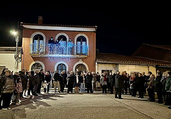 Los vecinos en el estreno de la iluminación navideña del pasado año.