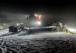 Una máquina pisapistas trabaja esta tarde-noche para preparar la capa de nieve acumulada en Debutantes.