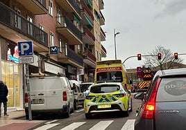 Ambulancia, Policía Local y Bomberos de Salamanca en la avenida de los Maristas.