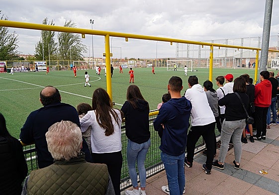 Padres —ajenos a esta información—, siguiendo un encuentro en los campos de El Zurguén, durante un encuentro de Liga de fútbol base.