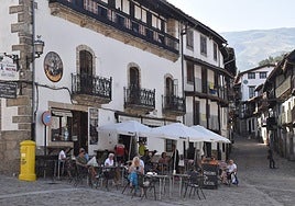 Visitantes, en una terraza en Candelario.