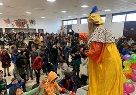 Entrega de regalos y caramelos en las navidades del año pasado.