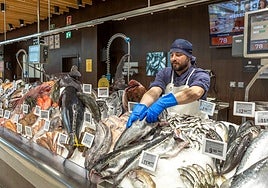 Una vista de sección de pescadería de un establecimiento Gadis.