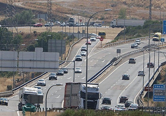 Gran volumen de tráfico durante una operación salida en la glorieta de Buenos Aires.
