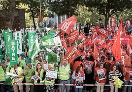 Imagen de archivo de personal sanitario durante una concentración para exigir la aprobación de un nuevo Estatuto Marco, frente al Ministerio de Sanidad.