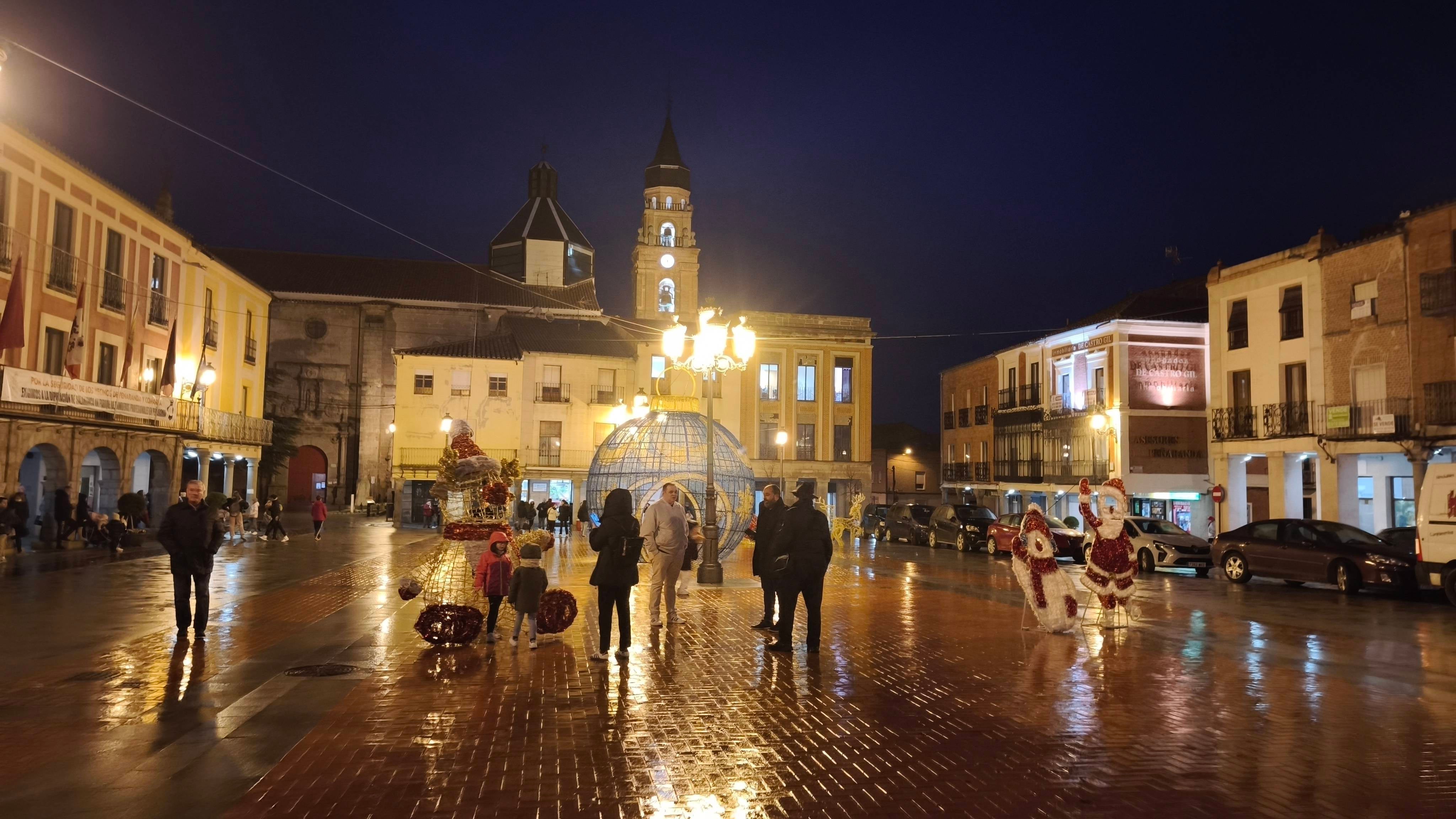 Peñaranda hace brillar sus plazas históricas y calles principales por navidades