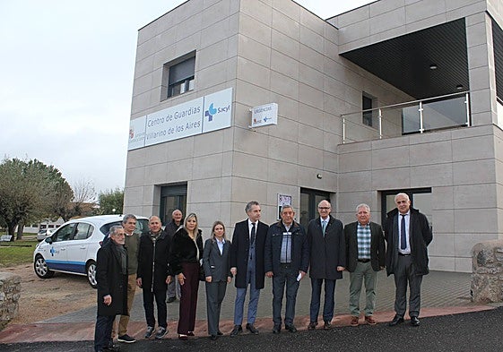 Autoridades asistentes al acto de inauguración del nuevo consultorio médico.