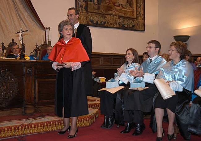 MEDALLA DE ORO. En la festividad de Santo Tomás de Aquino de 2004, Gloria Begué recibió la medalla de la Universidad junto al exrector Ignacio Berdugo en un acto que presidió el entonces presidente de la Junta Juan Vicente Herrera.