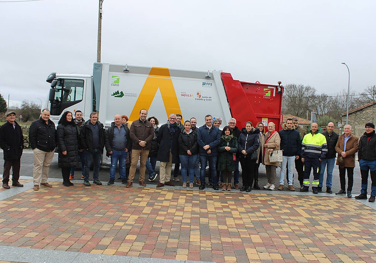 Los alcaldes conocieron este viernes el nuevo camión de la Mancomunidad.
