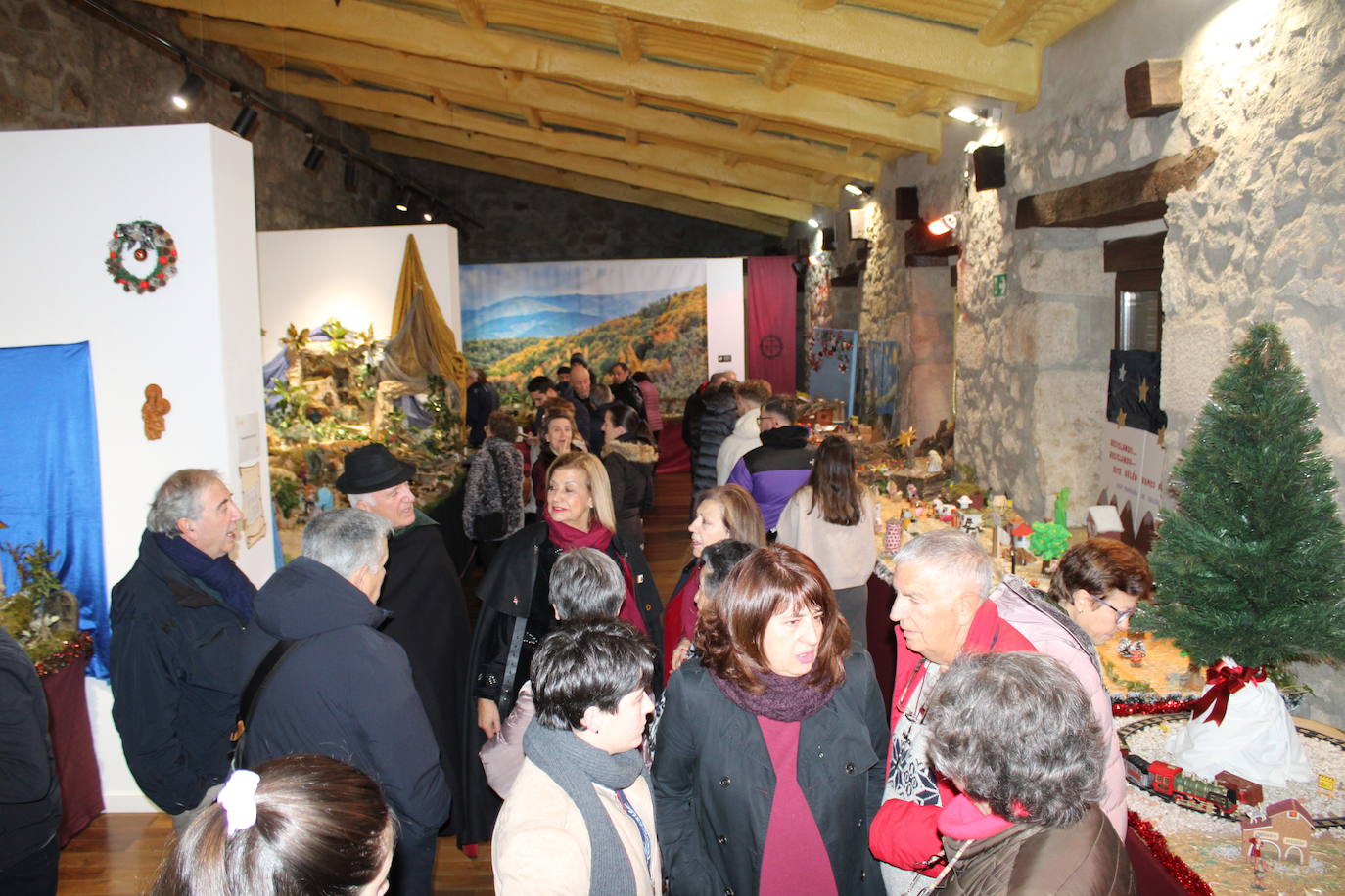 Béjar abre su muestra solidaria de belenes