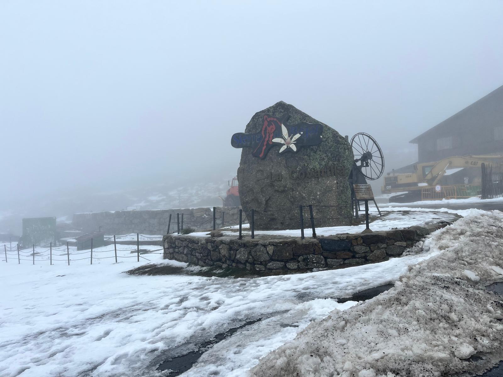 Béjar abre la temporada de nieve en La Covatilla con niebla y lluvia