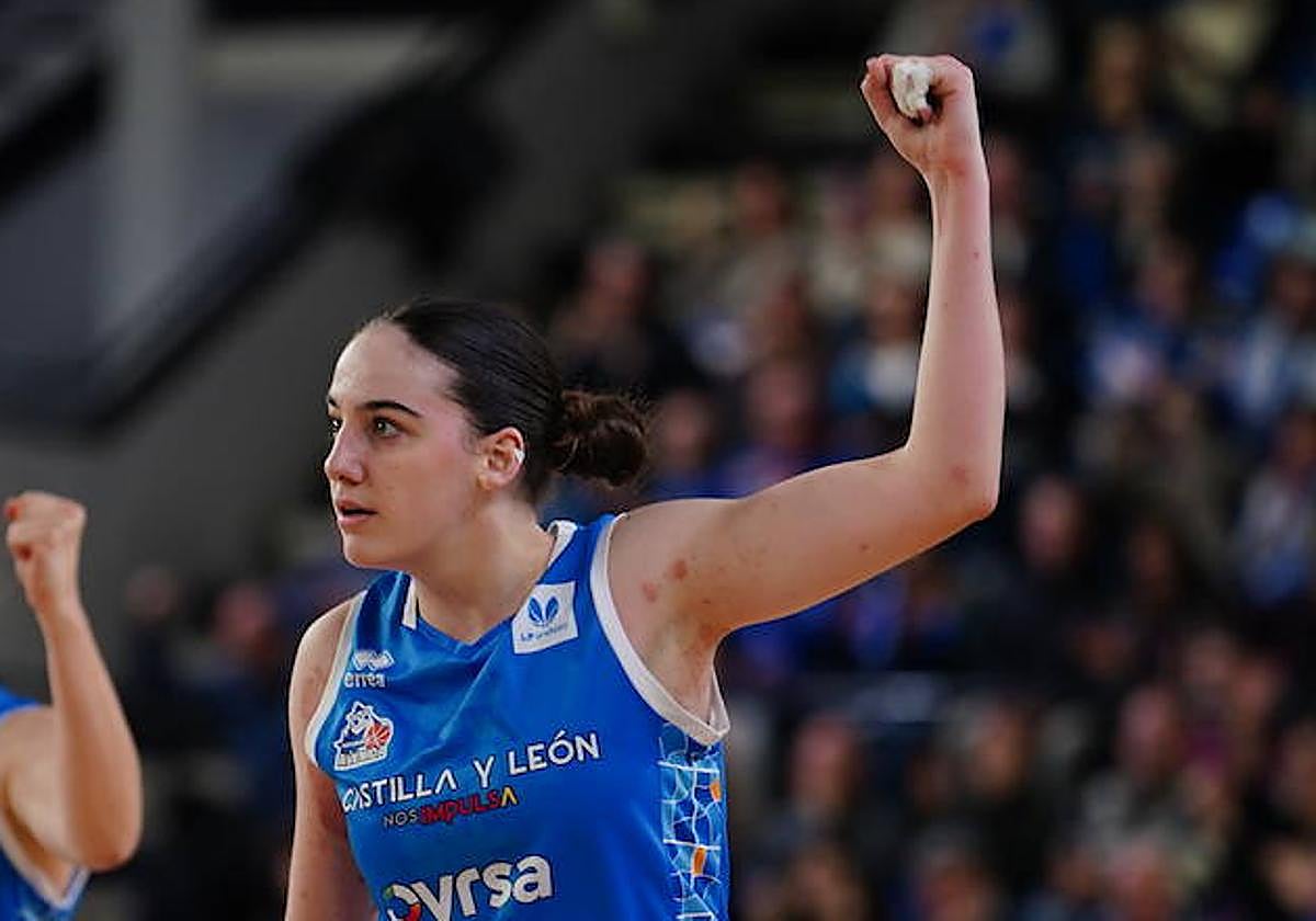 Iyana Martín celebra una de sus canastas frente a Valencia.