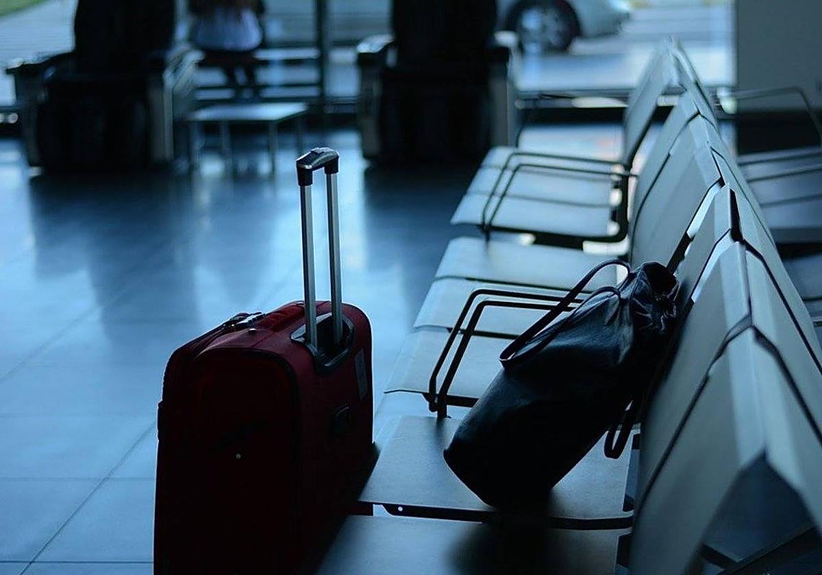 Unas maletas, en una estación.