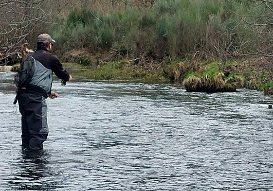 Un hombre, pescando en el río Águeda.