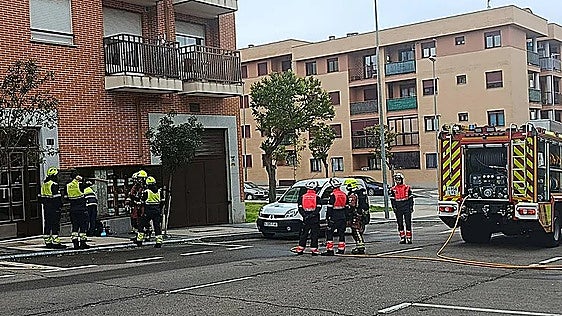 Los Bomberos actúan en la calle de Los Toreses.