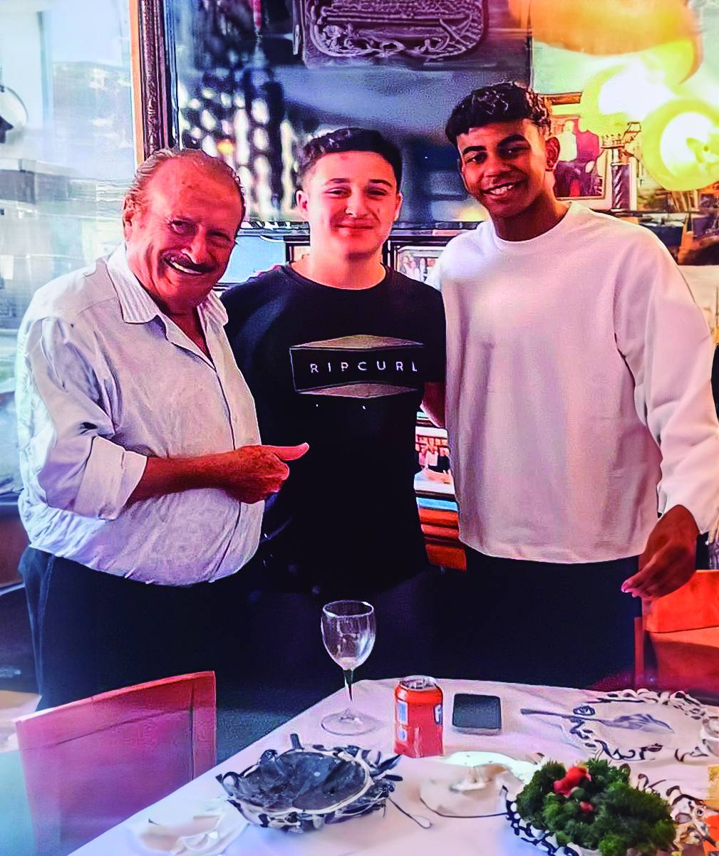 2024- Silvestre Sánchez Sierra, junto a la estrella de la selección Lamine Yamal, en su restaurante de Barcelona