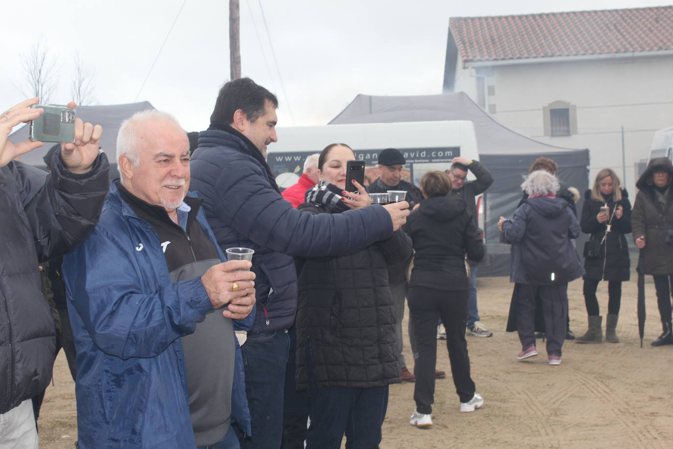 Brindis con vino y aguardiente en la Fiesta de la Matanza Tradicional de Barruecopardo
