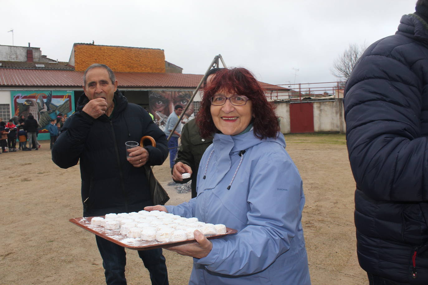 Brindis con vino y aguardiente en la Fiesta de la Matanza Tradicional de Barruecopardo